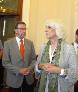 El presidente del Parlamento andaluz, Manuel Gracia, con la alcaldesa de Cádiz