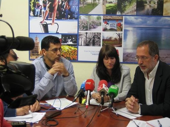 Los tres ediles de IU Valladolid en rueda de prensa.