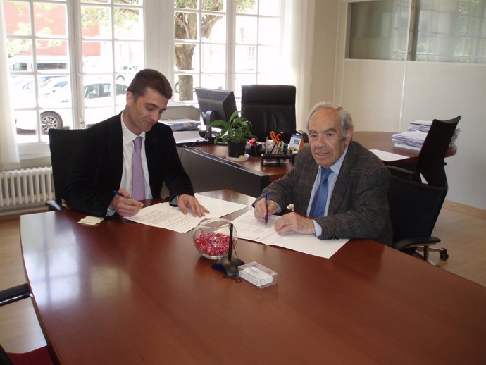 Oto y Almagro firman el convenio de colaboración. 