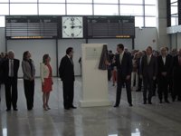 El Príncipe descubre una placa conmemorativa en la estación de Villena en el estreno del AVE a Alicante