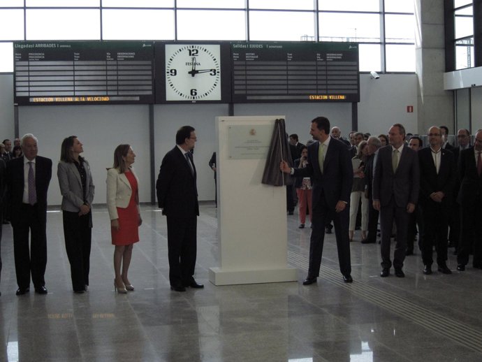 El Príncipe descubre una placa conmemorativa en Villena