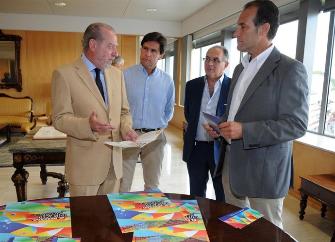 Villalobos firma un convenio con los minoristas de pescado