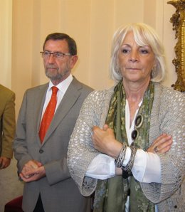 Manuel Gracia, presidente del Parlamento andaluz, junto a la alcaldesa de Cádiz