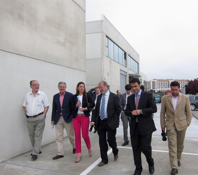 El alcalde visita las nuevas naves nido en Jalón