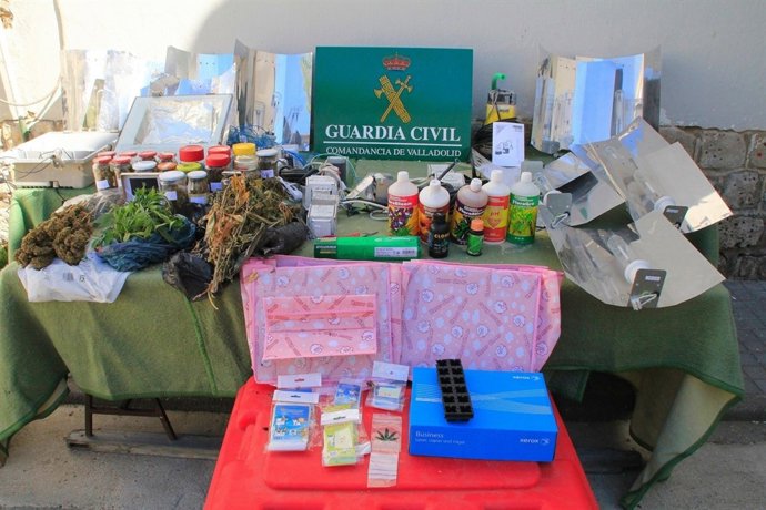 Material intervenido a las dos personas detenidas.