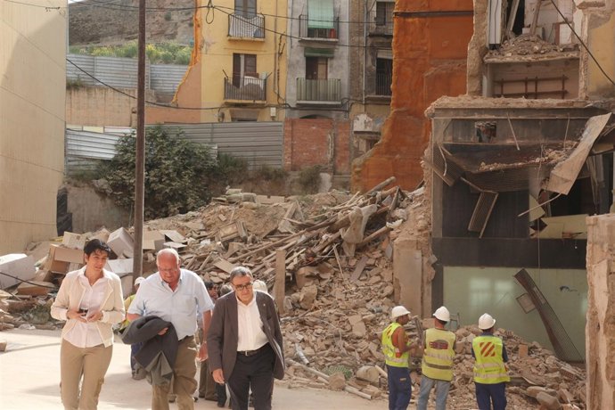 El alcalde de Lleida, Àngel Ros, visita la zona del edificio derrumbado