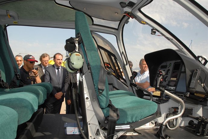 El conseller R.Espadaler presenta los medios aéreos de la campaña forestal