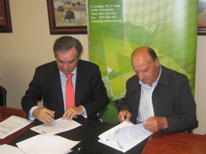 Jesús Aguilar, a la izquierda, junto a Prudencio Prieto, firman un convenio.