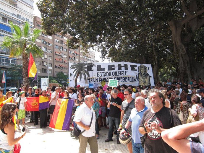 Manifestantes protestan en el acto de inauguración del AVE a Alicante