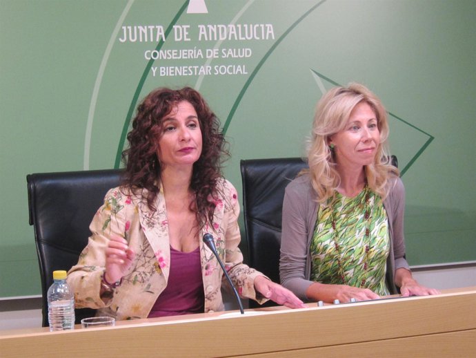 La consejera de Salud y Bienestar Social, María Jesús Montero, a la izquierda