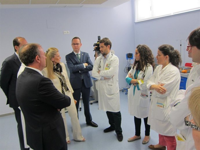 El Presidente Extremeño Saluda A Personal Sanitario Del HSPA De Cáceres