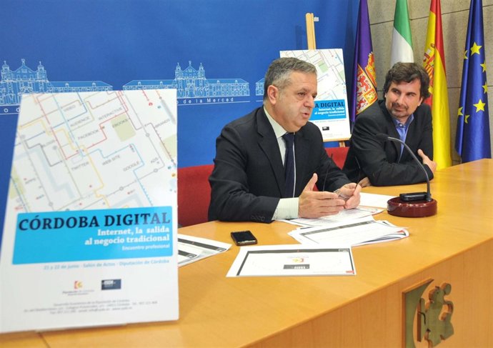 Fuentes y De Pinedo en la presentacilon de Cordoba Digital