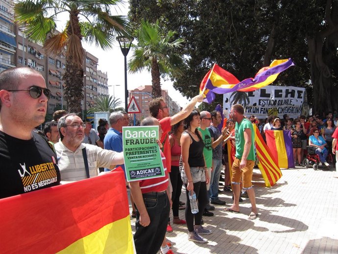 Protesta durante la llegada del AVE a Alicante