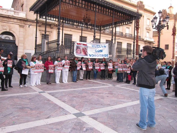 Asistentes A La Concentración Para Pedir El Regreso De Ruth Y José. 