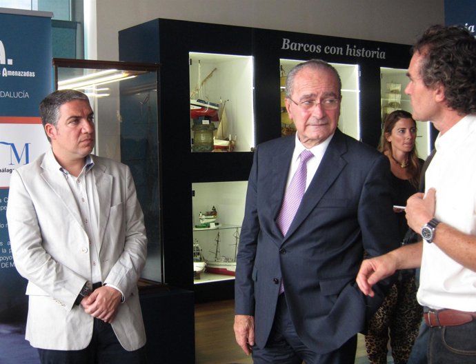 Elías Bendodo y Francisco de la Torre en el Aula del Mar