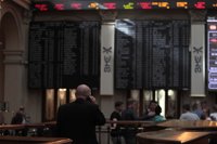 Telefónica ayuda al Ibex a subir un 1,31% y a aproximarse a los 8.200 puntos