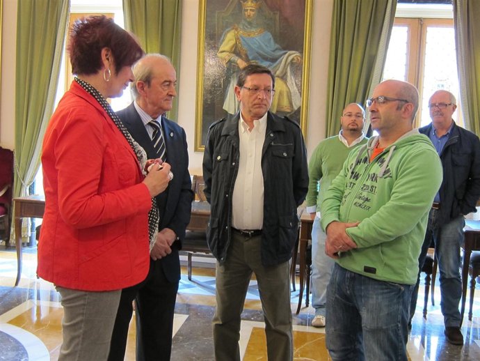 Responsables sindicales visitan el Ayuntamiento de Oviedo