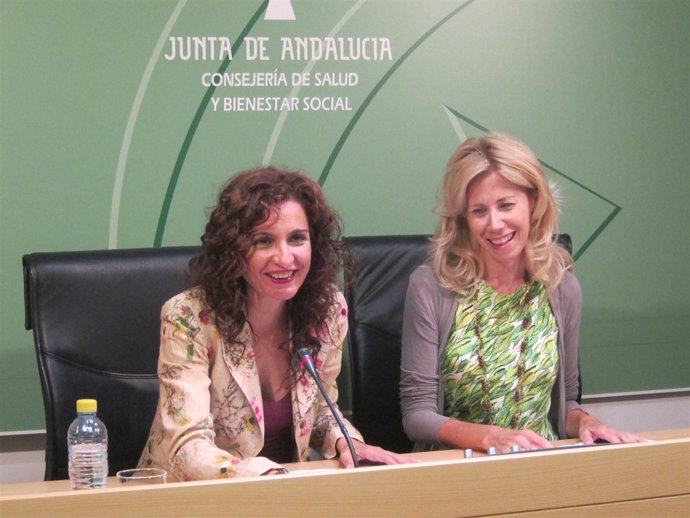 La consejera de Salud y Bienestar Social, María Jesús Montero, a la izquierda