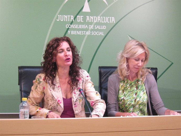 La consejera de Salud y Bienestar Social, María Jesús Montero, a la izquierda
