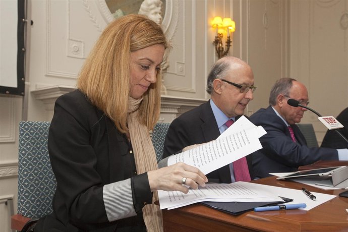 La consejera de Economía con el ministro Montoro en la UIMP