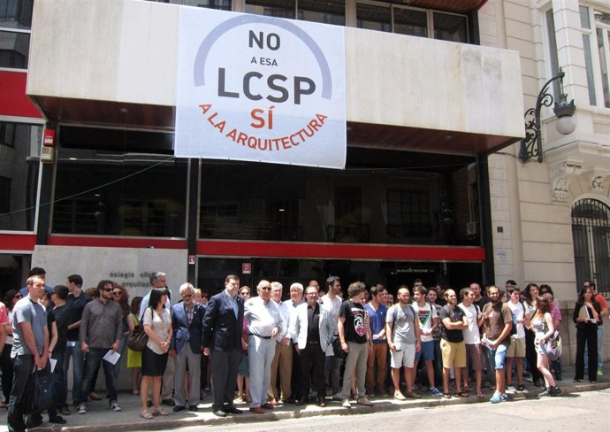 Arquitectos valencianos protestan contra la Ley de Colegios.