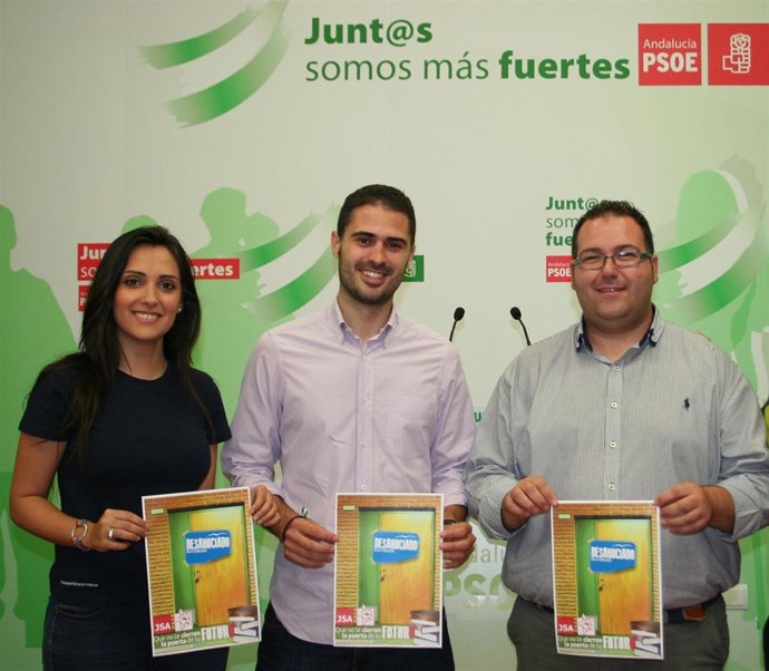 Gozález, Durán y Sánchez sostienen el cartel de la campaña
