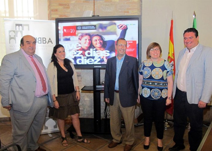 García, Férriz, Sáez, Ortega y González presentan la campaña 'Úbeda Baeza 10'.
