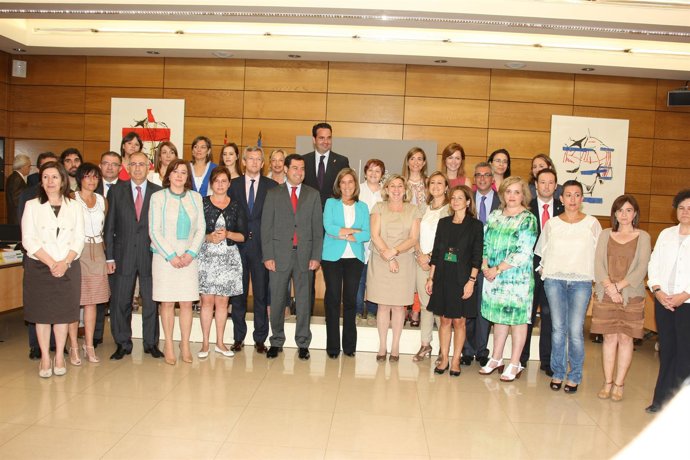 Alli junto con la ministra Mato y el resto de participantes en la conferencia