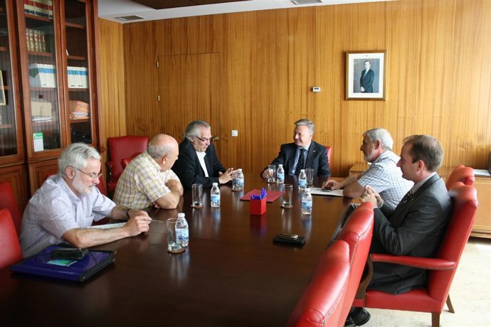 Primo Jurado (al fondo) reunido con los vecinos de Trassierra