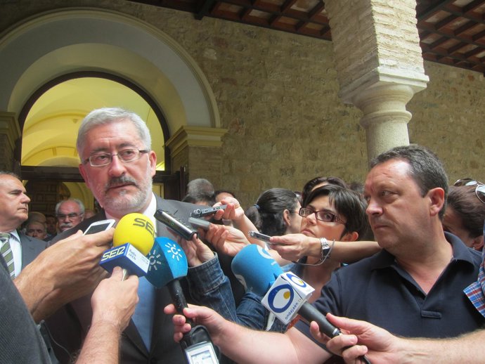 El consejero Antonio Ávila atiende a los periodistas.