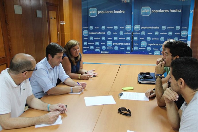 Diputados del PP se reúnen con la junta de personal del Consorcio de Bomberos. 