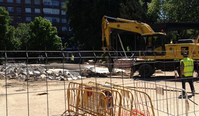 Una máquina pica el vaso de la fuente de la plaza del Poniente