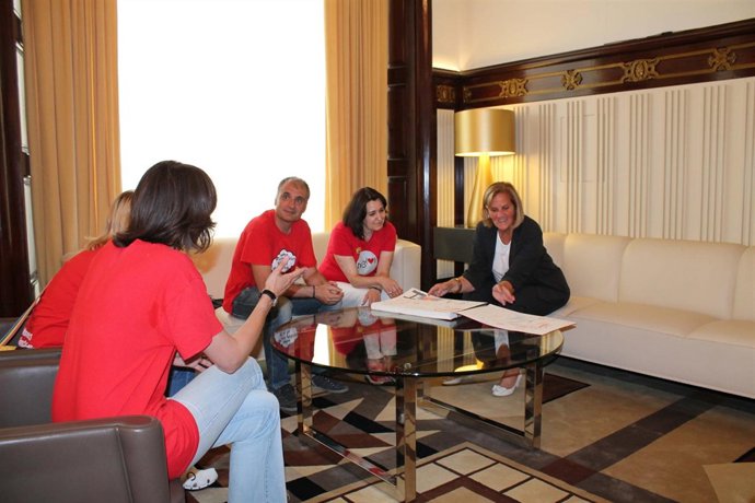 TV3 y Catalunya Ràdio entregan 77.000 firmas contra los recortes a De Gispert