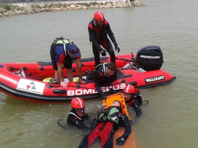 Los bomberos de la DPZ entrenan prácticas de rescate acuático en superficie