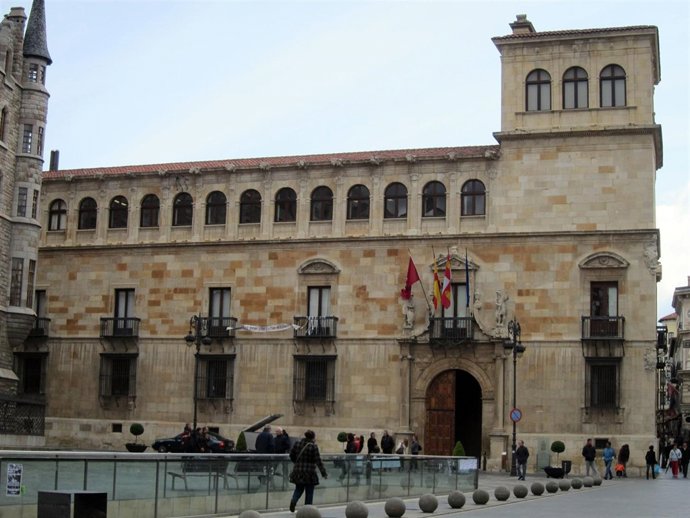 Fachada del Palacio de los Guzmanes, sede de la Diputación de León