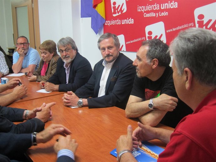 Willy Meyer, durante la reunión con representantes de las OPA  en Valladolid.