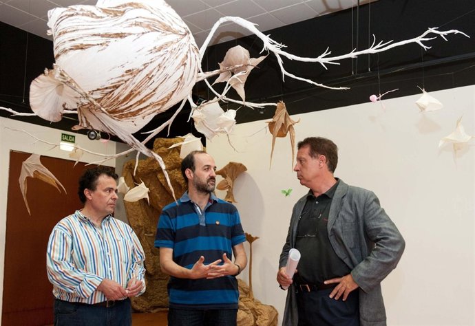 Jerónimo Blasco debajo de una escultura de Origami