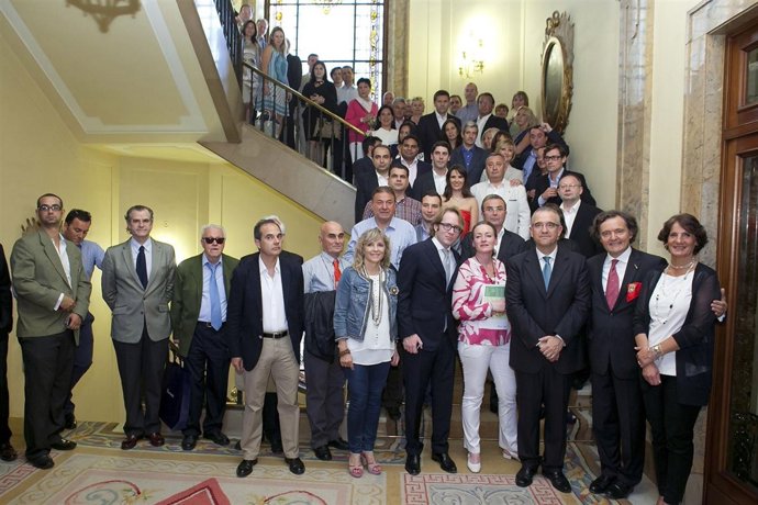 Maya junto a los representantes de Champagne Taittinger
