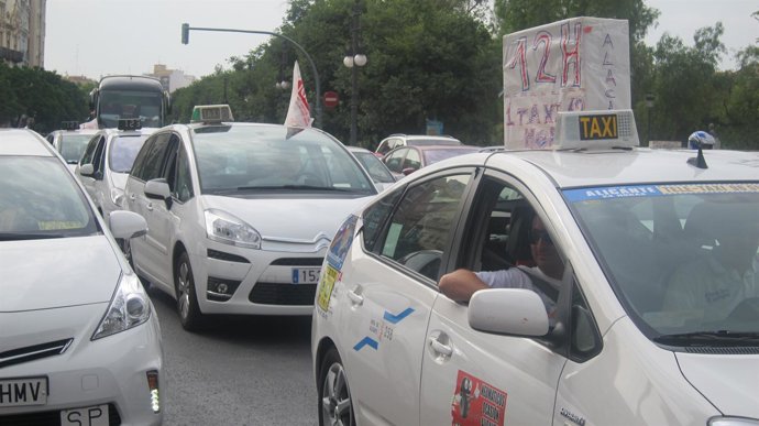 Movilización de taxistas bajo las Torres de Serranos