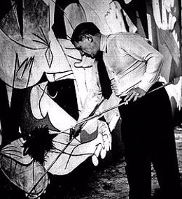Pablo Picasso pintando El Guerniva