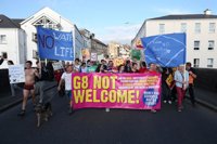 Un millar de manifestantes se concentran en Enniskillen con motivo de la celebración del G8 