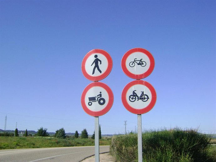 Señal que impide el acceso a los tractores