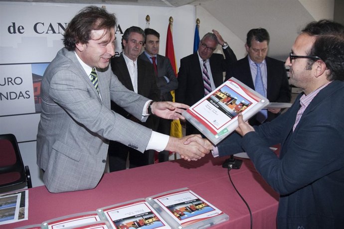 Francisco Rodríguez Argüeso En La Entrega De Llaves De 24 VPO En Ruiloba