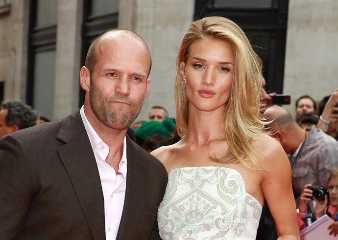 Rosie Huntington-Whiteley y Jason Statham en la premiere de la película Hummingb