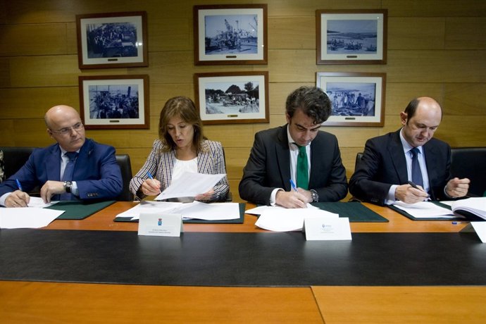 La Conselleira de Traballo, Beatriz Mato, durante una firma con diputaciones