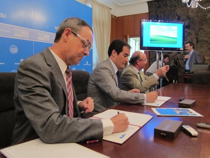 Melero, Nieto y Martín durante la firma del protocolo