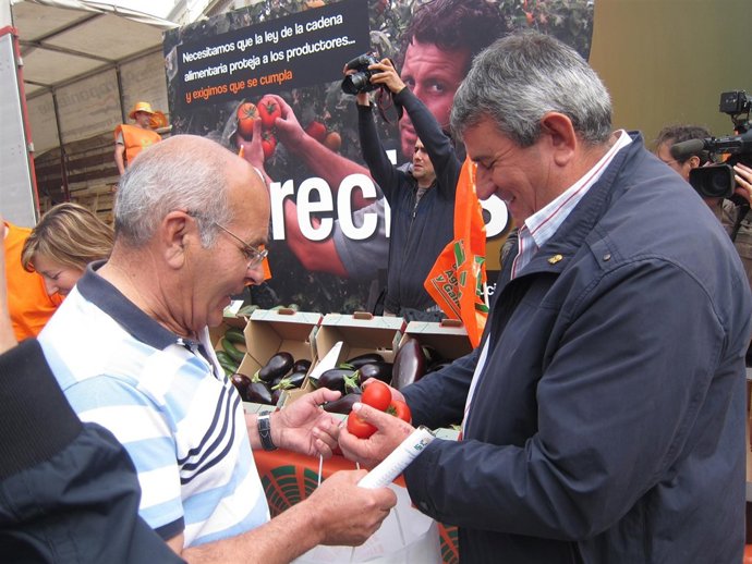 Lorenzo Ramos (UPA) entregando alimentos en Madrid 