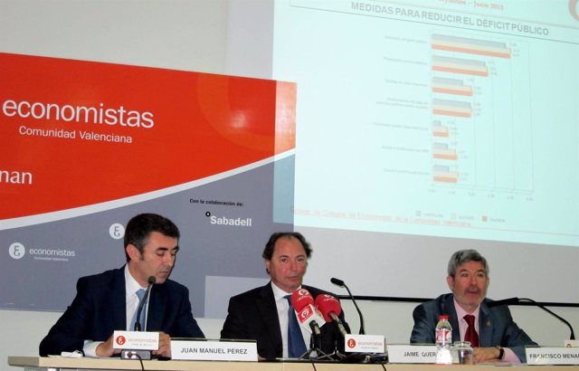 Pérez, Querol y Menargues presentan la encuesta a economistas valencianos.