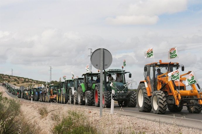 Tractores en la movilización convocada por UPA para pedir una PAC "justa".