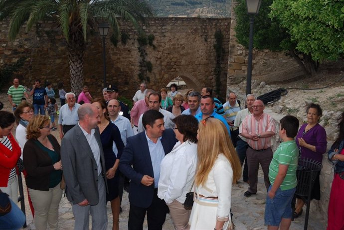 Hidalgo y Reyes (centro), en la inauguración de la rehabiltación del castillo.